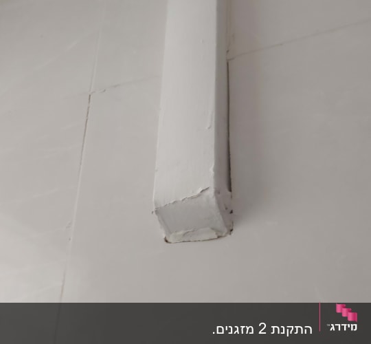 צינור מיזוג אוויר לבן על קיר לבן